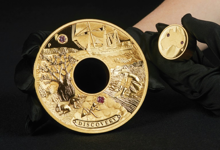 قطعة نقدية مرصعة بالماس بقيمة 2,48 مليون دولار قطعة نقدية مرصعة بالماس بقيمة 2,48 مليون دولار