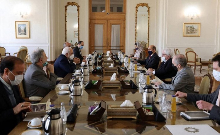 ظريف لغريفيث: إيران تدعم دور الأمم المتحدة في حل الأزمة باليمن