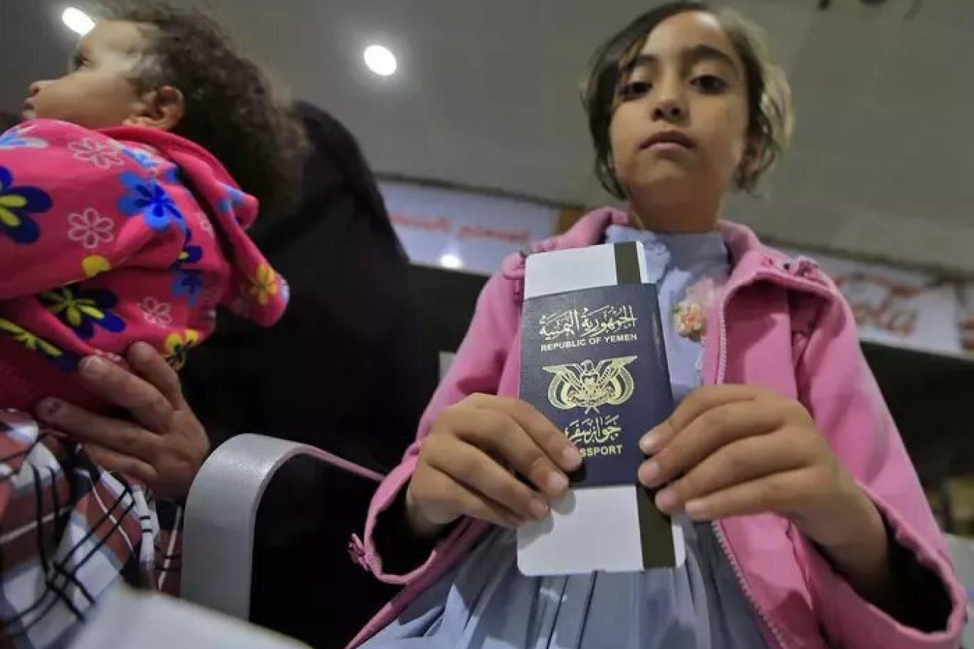 اليمنيون يواجهون عقبات السفر حتى “تعبت منهم المطارات”