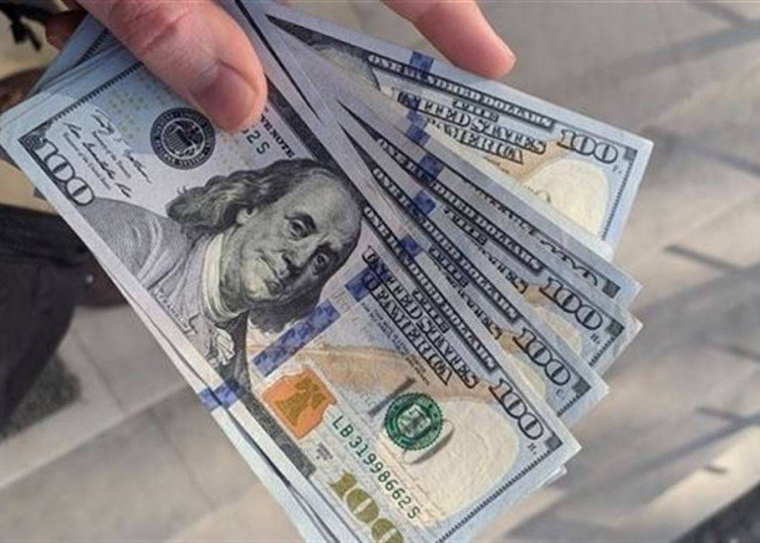 انخفاض الدولار من أعلى مستوى له في 16 شهراً