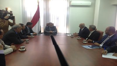 نائب رئيس الوزراء وزير المالية يلتقي أعضاء الغرفة التجارية والغرفة الملاحية
