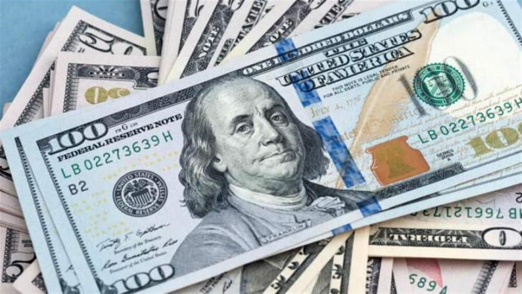 الدولار يهبط أمام الروبل الروسي إلى أدنى مستوى في نحو عامين