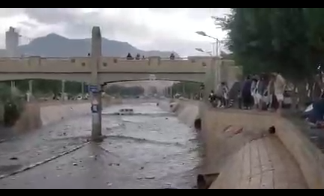 مياة السيول تجرف باص وسط سائله صنعاء مياة السيول تجرف باص وسط سائله صنعاء