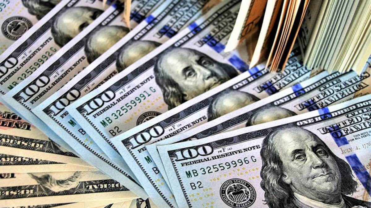 انخفاض الدولار الأمريكي من أعلى مستوى له في عقدين