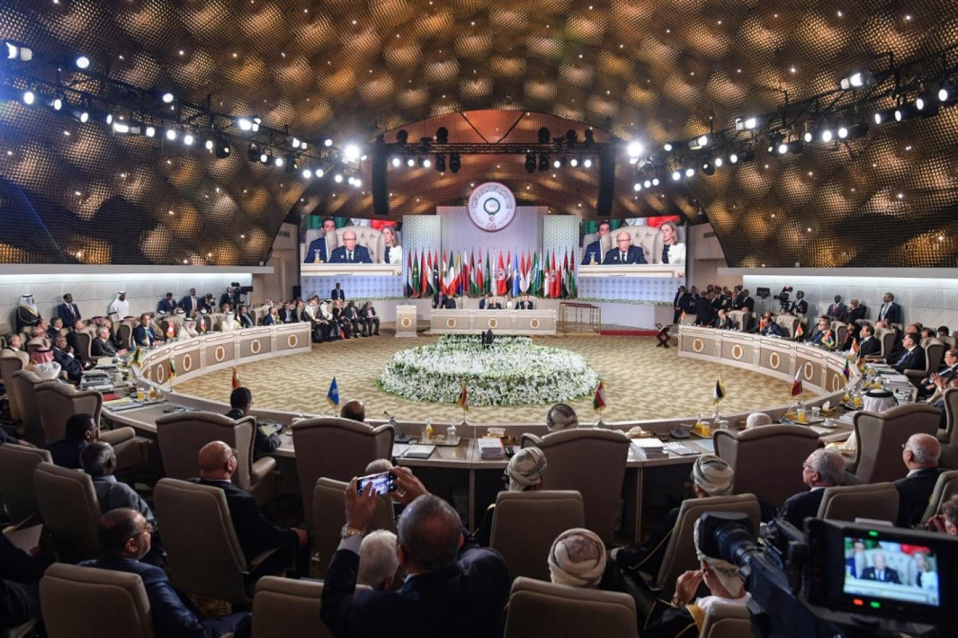 القمة العربية في عالم متوتر