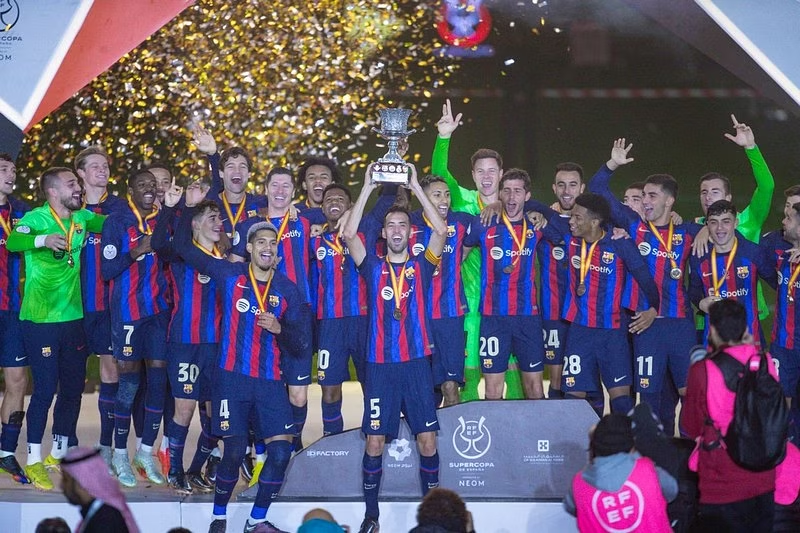 برشلونة يتوج بكأس السوبر الإسباني لكرة القدم بفوزه على ريال مدريد 3-1