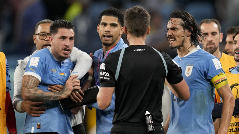 بينهم كافاني.. “الفيفا” يصدر عقوبات بالجملة على لاعبي أوروغواي