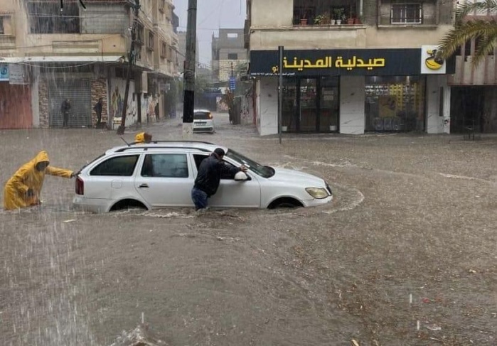قطاع غزة يتعرض لأمطار غزيرة تسفر عن غرق عشرات المنازل وإغلاق الطرق