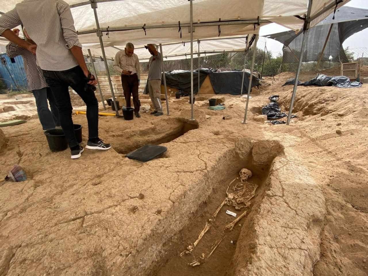 وزارة السياحة بغزة تعثر على أربعة قبور جديدة بالمقبرة الرومانية شمال القطاع