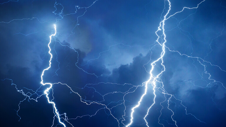 العلماء يكتشفون سبب أقوى برق على الأرض العلماء يكتشفون سبب أقوى برق على الأرض