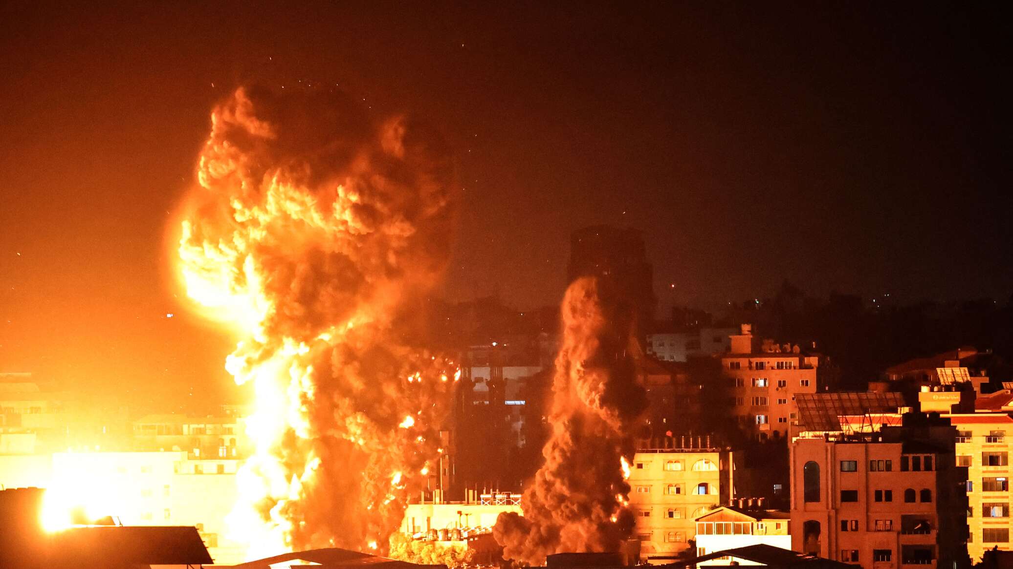طيران العدو الصهيوني يشن سلسلة غارات عنيفة ومكثفة شرق الشجاعية بمدينة غزة