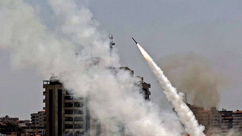 كتائب القسام تقصف “عسقلان” و”تل أبيب” و”هرتسيليا” رداً على استهداف وتهجير المدنيين في غزة