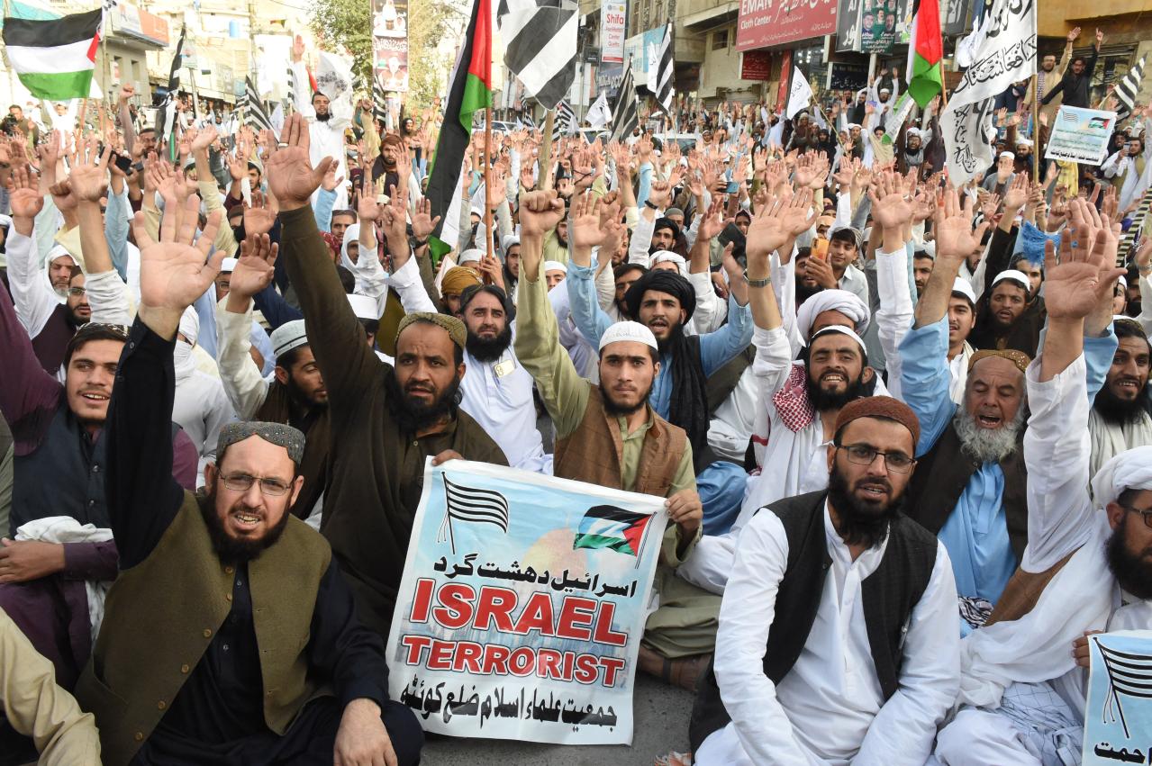 آلاف الباكستانيون يتظاهرون تأييداً للقضية الفلسطينية وتنديداً بمجازر العدو