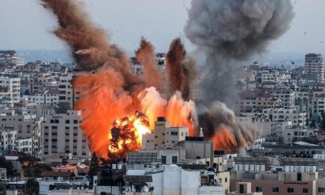 عشرات الشهداء الفلسطينيين والجرحى في قصف صهيوني لمنزل على رؤوس ساكنيه في بيت لاهيا