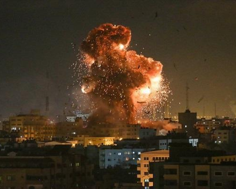 العدو يشن سلسلة غارات بالقرب من مستشفى القدس التابع للهلال الأحمر في غزة