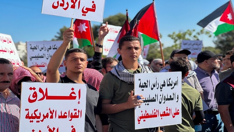 تظاهرة حاشدة في محيط سفارة الكيان الصهيوني في عمان تطالب بقطع العلاقات مع “تل أبيب”