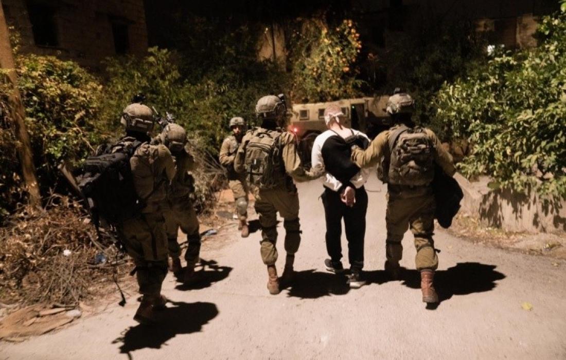 العدو الصهيوني يعتقل 56 فلسطينيا من عدة محافظات بالضفة الغربية المحتلة