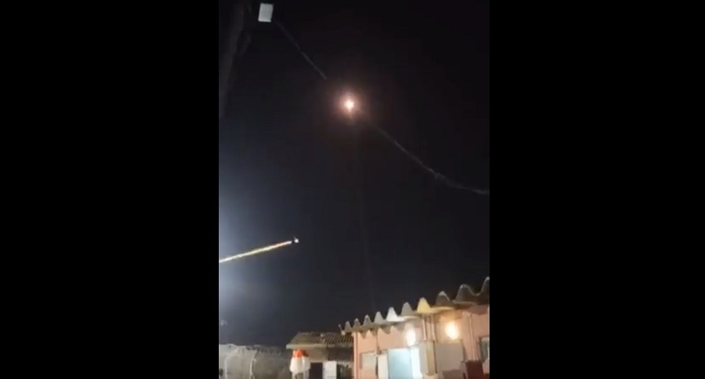 أحد صواريخ القبة الحديدية يفشل في اعتراض صواريخ غزة ويسقط في “تل أبيب”