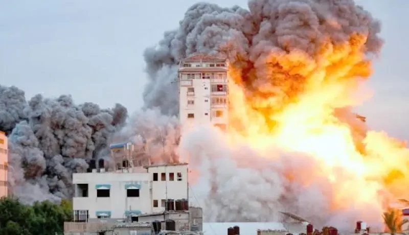 17 شهيداً جراء قصف طائرات العدو منزلاً في مخيم النصيرات بغزة