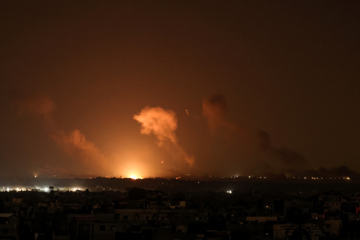 استشهاد عشرات الفلسطينيين بينهم صحفي في قصف على النصيرات ومخيم جباليا