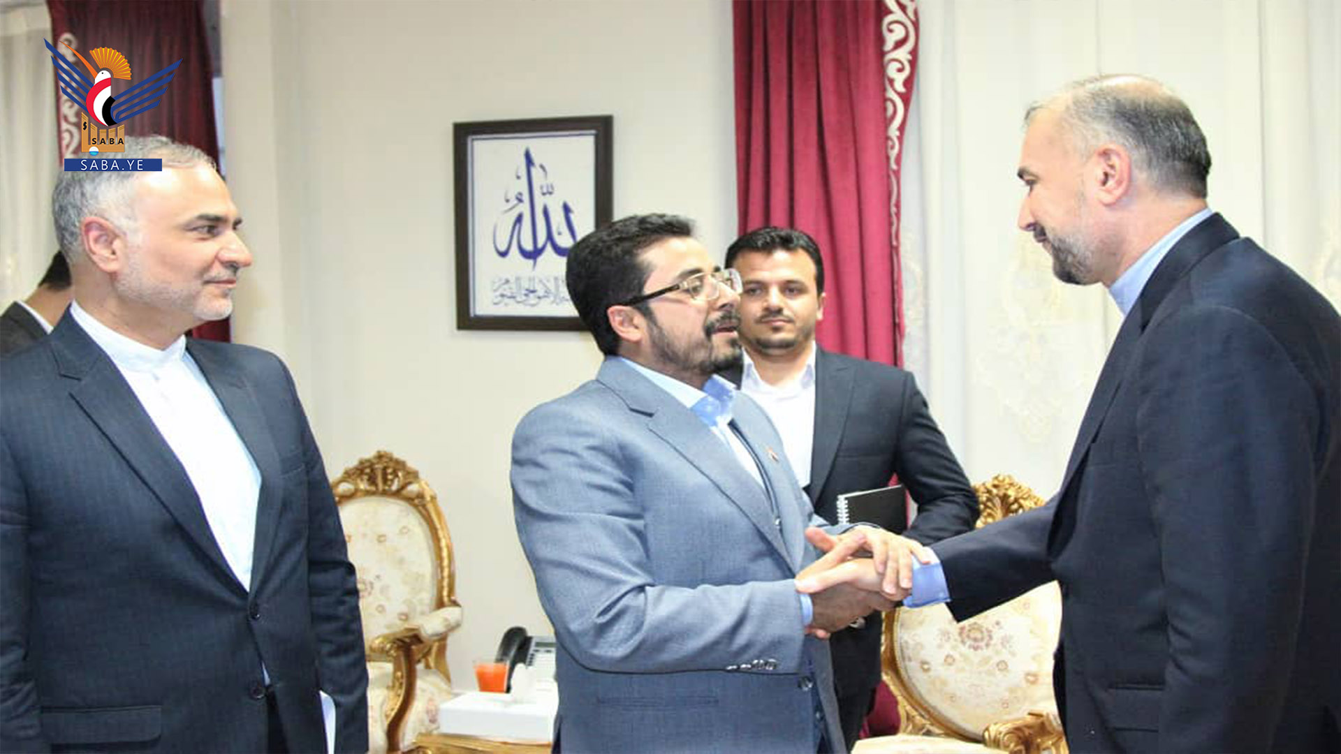 وزير الخارجية الإيراني يزور سفارة اليمن في طهران