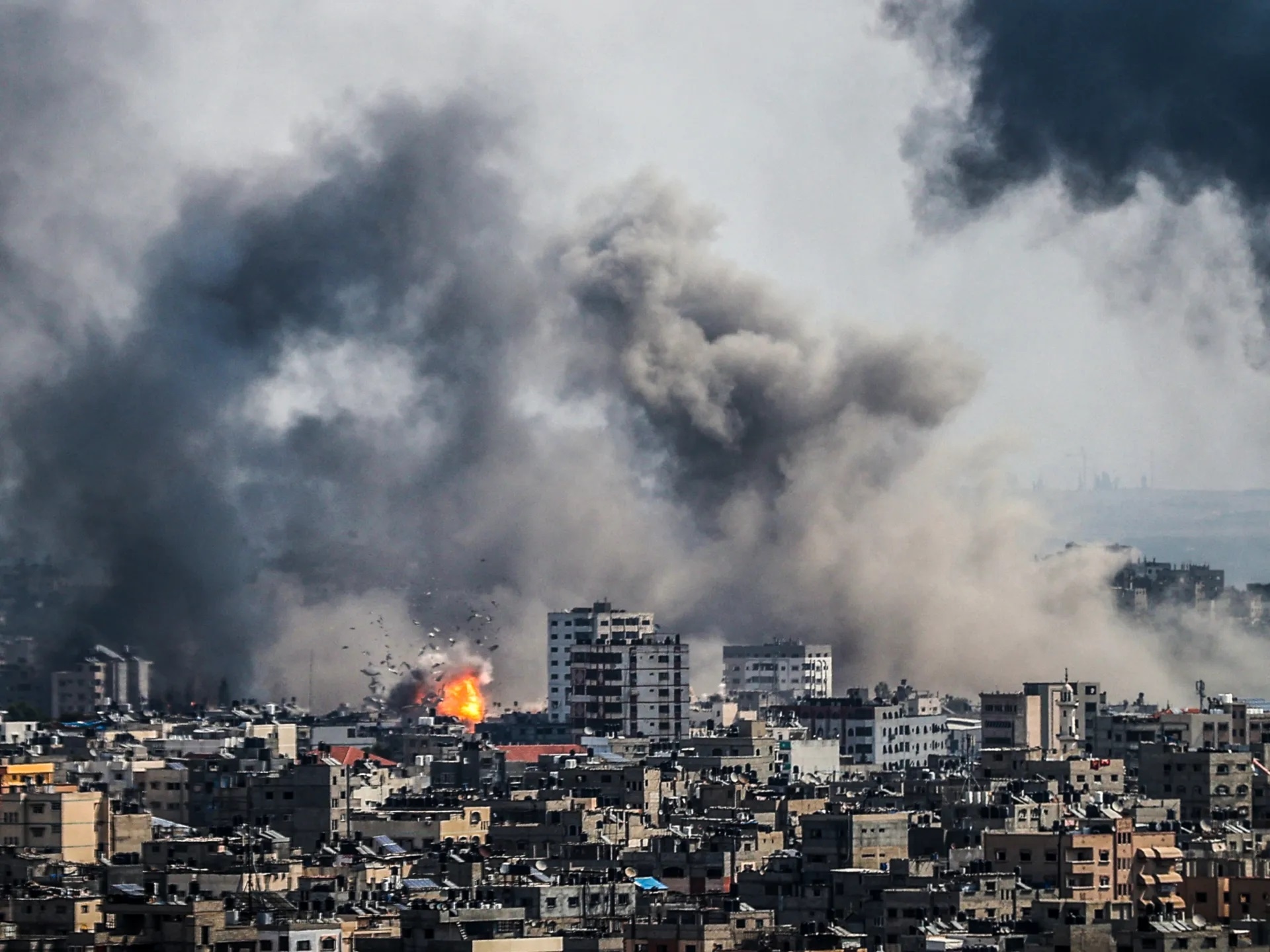 العدو الصهيوني يدمّر مكتب قناة “فلسطين اليوم” في غزّة