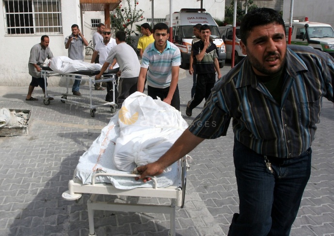 استشهاد 18 فلسطينيا في قصف صهيوني أمام مستشفى الأمل في خانيونس 