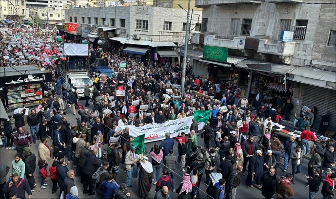 تحت شعار “فلنكسر الحصار”.. آلاف الأردنيين ينُظمون مسيرة ضد العدوان على غزة