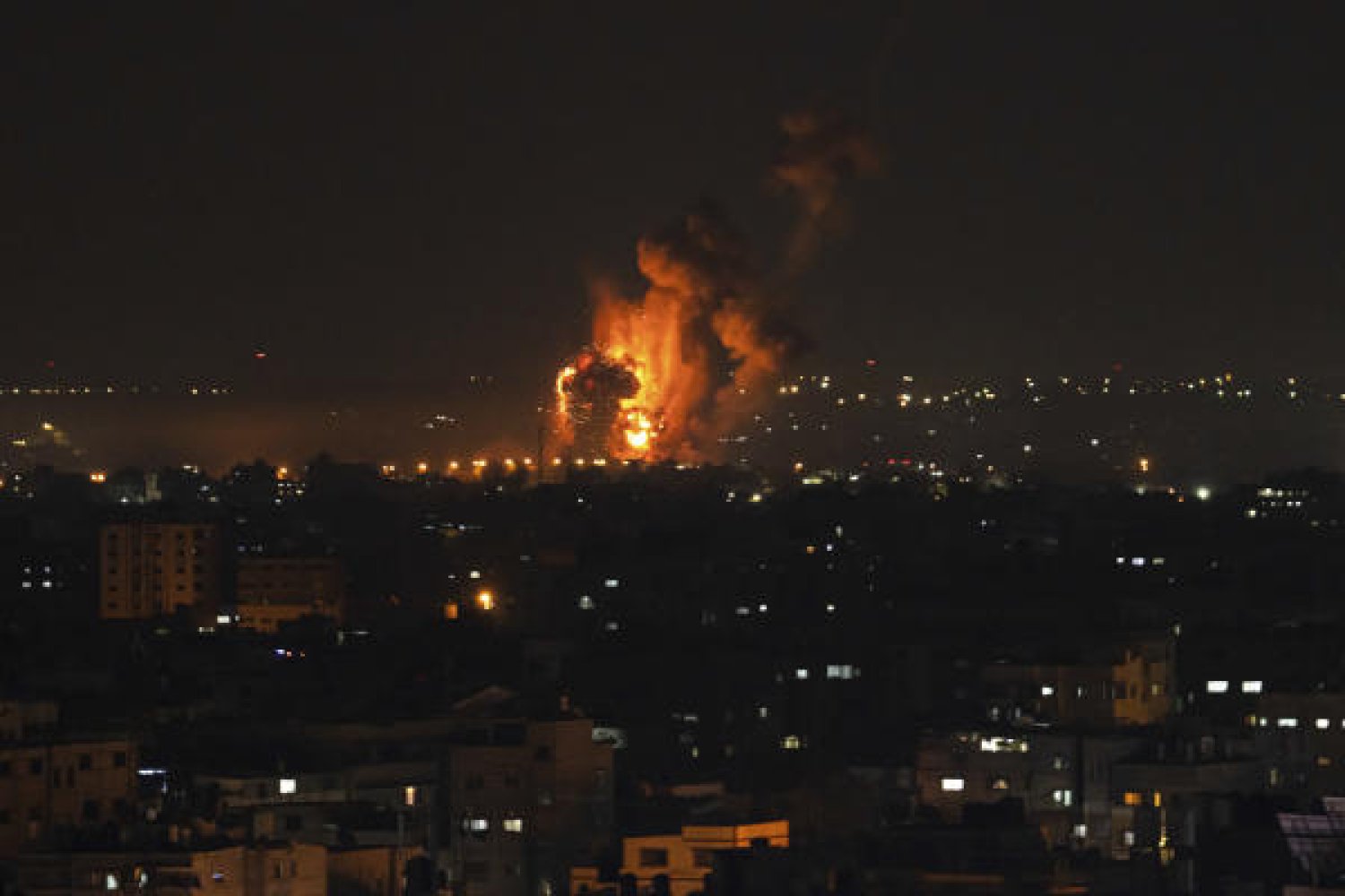 استشهاد 13 فلسطينيا إثر غارات صهيونية على قطاع غزة