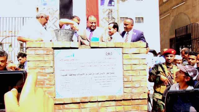 مقبولي يفتتح ويضع حجر الأساس لعدد من مشاريع الاتصالات بالحديدة مقبولي يفتتح ويضع حجر الأساس لعدد من مشاريع الاتصالات بالحديدة