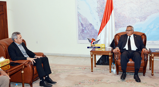 رئيس الوزراء يناقش مع المدير الإقليمي لبرنامج الأغذية سير أنشطة البرنامج رئيس الوزراء يناقش مع المدير الإقليمي لبرنامج الأغذية سير أنشطة البرنامج