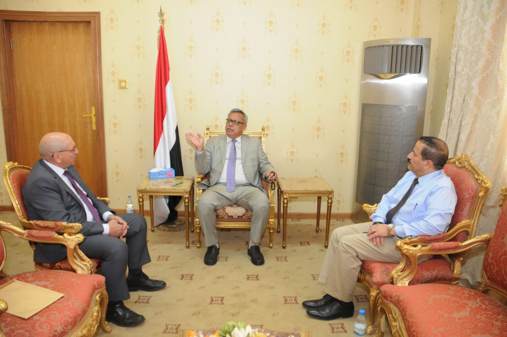 رئيس الوزراء يطلع على نشاط وزارتي التخطيط والخارجية رئيس الوزراء يطلع على نشاط وزارتي التخطيط والخارجية