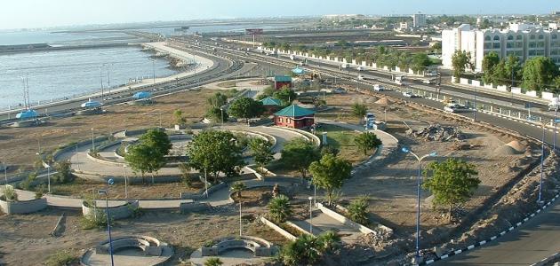 إتلاف ٨١ طنا مواد غذائية تابعة لبرنامج الأغذية العالمي بالحديدة
