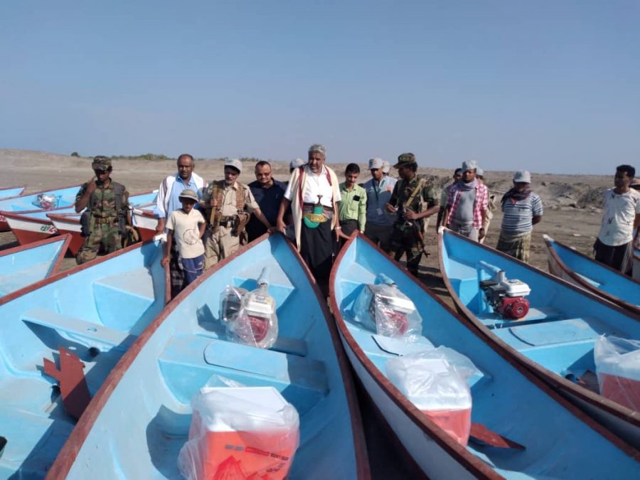 توزيع 63 قارب على الصيادين المتضررين من العدوان بالحديدة