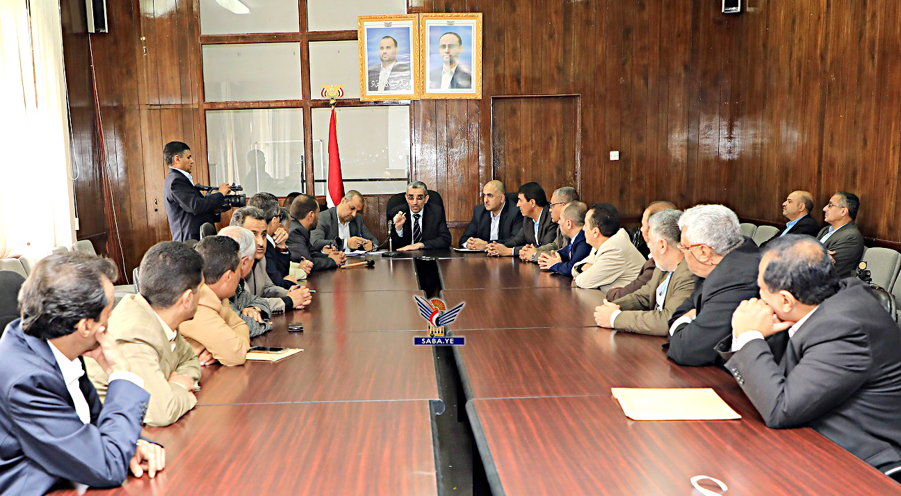 وزير المالية وقيادة الوزارة يسلمون إقرارات الذمة المالية لهيئة مكافحة الفساد