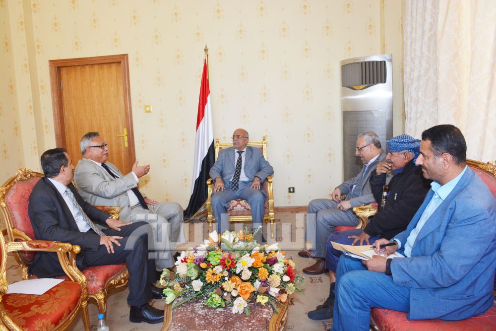 الرهوي يناقش مع رئيس الوزراء النشاط الحكومي في المجالات ذات الأولوية