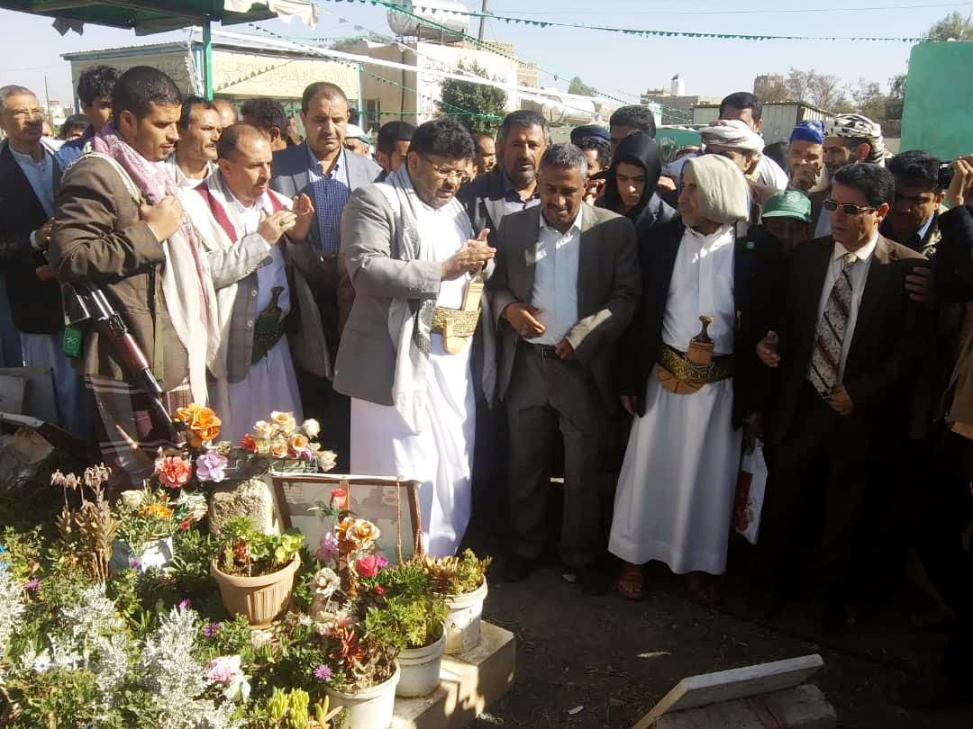 عضو السياسي الأعلى الحوثي يفتتح معرض صور الشهداء بمديرية الثورة