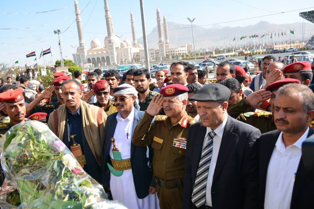 السامعي والنعيمي يضعا إكليل من الزهور على ضريح الرئيس الصماد