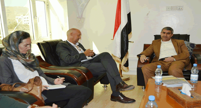 طاووس يناقش مع ممثل البرنامج الإنمائي الاممي آليات العمل الخاص بمشروع إعادة تأهيل ميناء الحديدة