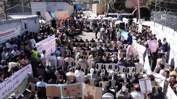 شركة النفط تنظم وقفة احتجاجية أمام مكتب الأمم المتحدة بصنعاء