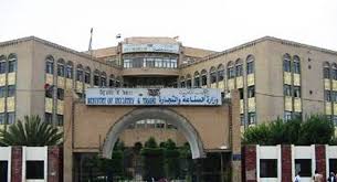 وزير الصناعة يؤكد توفر المواد والسلع الأساسية في الأسواق لستة أشهر