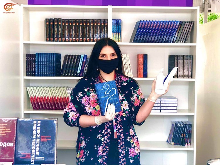 موسكو تتحدى “كورونا”.. خير جليس في الساحة الحمراء كتاب موسكو تتحدى “كورونا”.. خير جليس في الساحة الحمراء كتاب