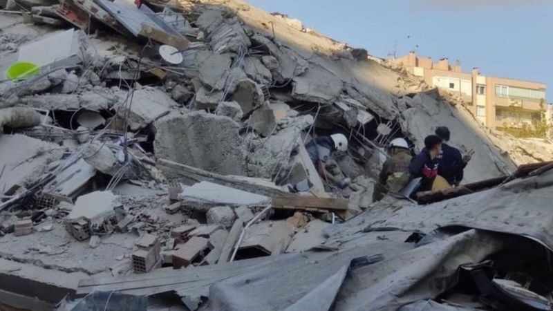 ارتفاع وفيات زلزال مدينة أزمير التركية إلى 35 وفرق الإنقاذ تكثف جهود البحث