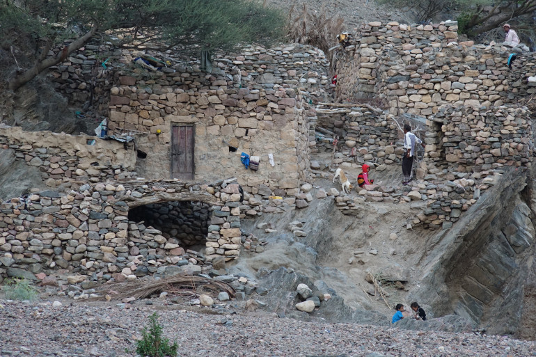 الجزيرة نت:  في زريقة الشام بلحج.. هكذا تعيش قرى يمنية عزلة الجغرافيا وحرمان الحياة الجزيرة نت:  في زريقة الشام بلحج.. هكذا تعيش قرى يمنية عزلة الجغرافيا وحرمان الحياة