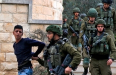 قوات العدو تغلق مداخل بلدة حزما وتقتحم بلدة نحالين وتعتقل فلسطينيين في الخليل وجنين