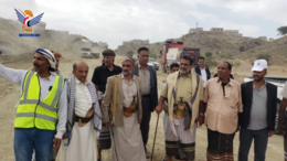 محافظ البيضاء يتفقد مشروع طريق شارع الثلاثين - عزة - خط مكيراس