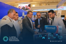 القائم بأعمال وزير الاقتصاد يزور معرض يمن هيلث الطبي