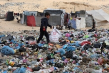 أمراض جلدية وتن​فسية تصيب أطفال غزة بسبب قرب الخيام من تلال القمامة وتسرب الصرف الصحي 