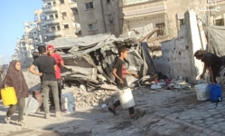 طفولة بلا تعليم.. طوابير الماء تحلّ محلّ طابور المدرسة في غزة