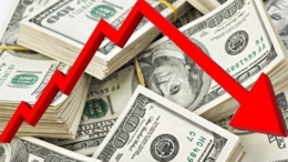 الدولار يتراجع بسبب الحرب التجارية الأمريكية الصينية
